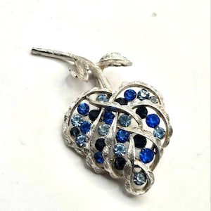 40&#39;s Signed Coro Rhinestone Brooch Silver Tone Shades of Blue Lapel Pin Pinback Costume Fashion Jewelry Collectable Vintage Estate
