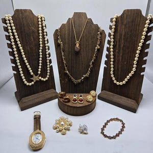 Lote de 11 artículos de la diseñadora Joan Rivers de los años 90: collares, broches, pulseras, pendientes, reloj, tono dorado, una sola hebra, joyería de moda coleccionable.
