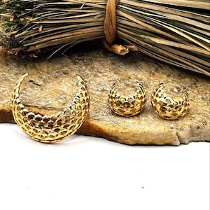 80&#39;s Monet Crescent Moon Open Work Earrings & Brooch Set Gold Tone Clip-On Demi Parure Metal Statement Fashion Costume Jewelry Collectable