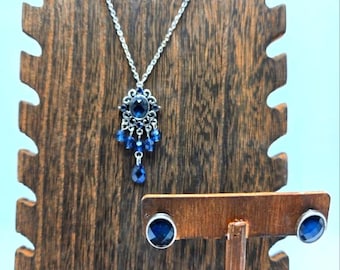 Neu mit Etikett 1928 Ohrringe Halskette Schmuck Set Blau Strass Silber Ton Demi Parure Statement Mode Modeschmuck Sammlerstück