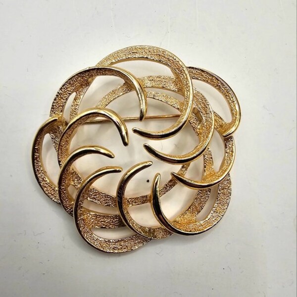 Designer Signed Sarah Coventry 1967 Tailored Swirl Lapel Pin Gold Tone Brooch Pinback Button Costume Fashion Jewelry Collectable Vintage