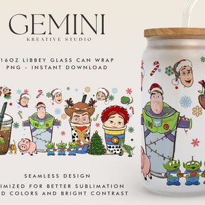 Puede incluir: Un envoltorio de lata de vidrio Libbey de 16 oz con un diseño festivo con personajes de dibujos animados con gorros de Papá Noel y luces navideñas. El diseño incluye personajes de Toy Story, con un patrón sin costuras y colores vibrantes. El vaso tiene una tapa de bambú y una pajita transparente.