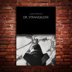Pode incluir: Um pôster em preto e branco para o filme "Dr. Strangelove ou: Como aprendi a parar de me preocupar e amar a bomba". O pôster apresenta um fundo preto com texto branco que diz "Um filme de Stanley Kubrick" e "Dr. Strangelove". A metade inferior do pôster mostra uma foto em preto e branco de uma bomba caindo do céu com um homem em pé em cima.