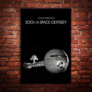 Puede incluir: Un póster en blanco y negro con el título "2001: Una odisea del espacio" y una representación de una nave espacial en el espacio. Una película de Stanley Kubrick.