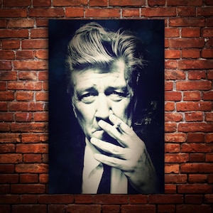 Puede incluir: Un retrato en blanco y negro de un hombre con una expresión seria. Lleva un traje y una corbata y tiene un cigarrillo en la mano. El fondo está desenfocado.