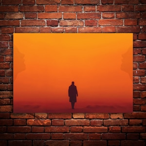 Könnte beinhalten: Ein gerahmter Kunstdruck mit einer Silhouette einer Person, die auf einen Betrachter zugeht, vor einem lebendigen orange-roten Farbverlauf. Das Kunstwerk ist an einer Backsteinmauer angebracht und erzeugt einen auffälligen Kontrast.