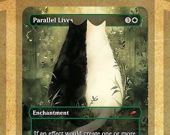 Op de afbeelding: Een zwart-witte kat met groene ogen zit in een bosrijke omgeving. De kat kijkt naar rechts. De kaart heeft de titel "Parallelle Levens" en is een betovering. De tekst op de kaart luidt: "Als een effect een of meer tokens onder jouw controle zou creëren, creëert het in plaats daarvan twee keer zoveel van die tokens."