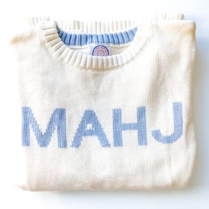 Suéter con letras en bloque de punto MAHJ: regalo perfecto para amantes y maestros del mahjong, gran millennial en azul y blanco