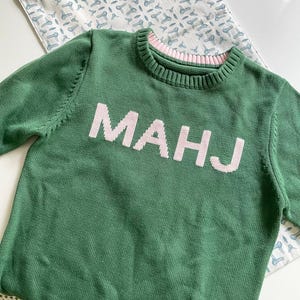 Suéter con letras de bloque de punto MAHJ: regalo perfecto para amantes/profesores del Mahjong, verde y rosa ruborizado, gran millennial