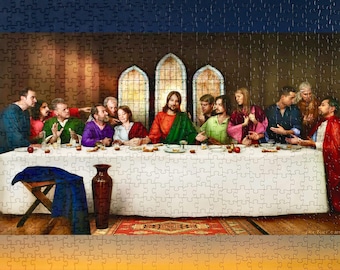 Puede incluir: Una pintura que representa una escena de la Última Cena, con Jesucristo y sus discípulos sentados alrededor de una mesa larga. La pintura está realizada en un estilo realista, con las figuras y su ropa representadas con detalle. La mesa está puesta con un mantel blanco y varios platos de comida. El fondo es una habitación oscura con una ventana detrás de Jesús.