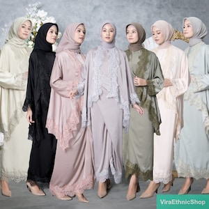 Puede incluir: Siete mujeres visten vestidos largos y fluidos con ribetes de encaje y pañuelos a juego. Los vestidos son de varios colores, incluyendo beige, negro, rosa, gris, verde y azul.