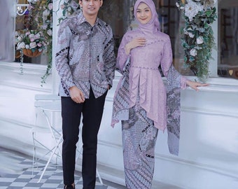 Un couple en batik Nadira : une combinaison élégante de Brukat Kebaya et d'une chemise pour homme, robe batik, tenue habillée pour femme, chemise batik pour homme