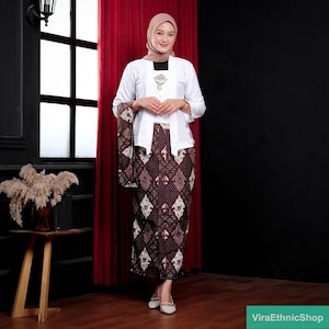 Look Charming in a Set of White Kebaya and Javanese Wiron Skirt, Kebaya Dress, Kebaya Modern, Kebaya Encim, Kebaya Set