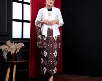 Look Charming in a Set of White Kebaya and Javanese Wiron Skirt, Kebaya Dress, Kebaya Modern, Kebaya Encim, Kebaya Set