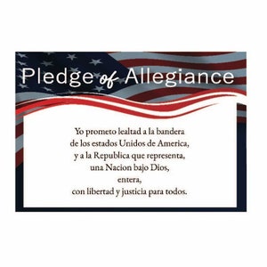Può includere: Una bandiera americana rossa, bianca e blu con uno striscione bianco che recita "Pledge of Allegiance" e il testo del giuramento di fedeltà in spagnolo.