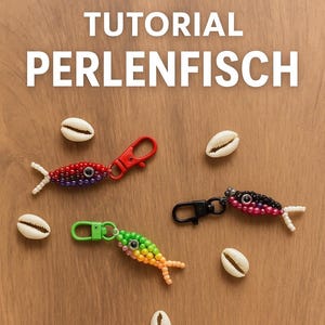 Könnte beinhalten: Das Bild zeigt eine Anleitung für Schlüsselanhänger in Form von Perlenfischen. Zwei Schlüsselanhänger sind rot und lila, und schwarz und rosa. Ein grüner und gelber Schlüsselanhänger ist ebenfalls abgebildet. Der Text "TUTORIAL PERLENFISCH" steht oben im Bild. Mehrere Muscheln sind verstreut.