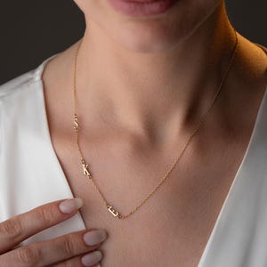 Seitlich Initial Halskette • Zierlicher Buchstabe • Gold Silber Schmuck • Minimalistisches personalisiertes Geschenk für ihre Horizontalen Buchstaben