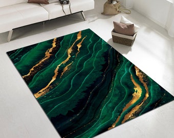 Puede incluir: Alfombra de área abstracta con un diseño de mármol verde y dorado. La alfombra tiene un patrón ondulado con vetas doradas.