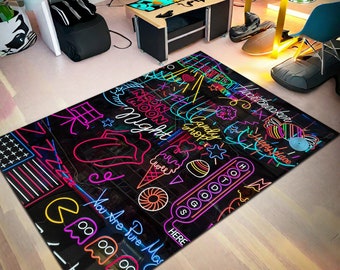 Może przedstawiać: Czarny dywan z neonowymi grafikami w kolorze różowym, niebieskim, zielonym i żółtym. Grafiki zawierają słowa "Neon Moon Night", "Candy Shop", "Here to Stay", "Happy Place", "You Are Pure Magic" i "Here".