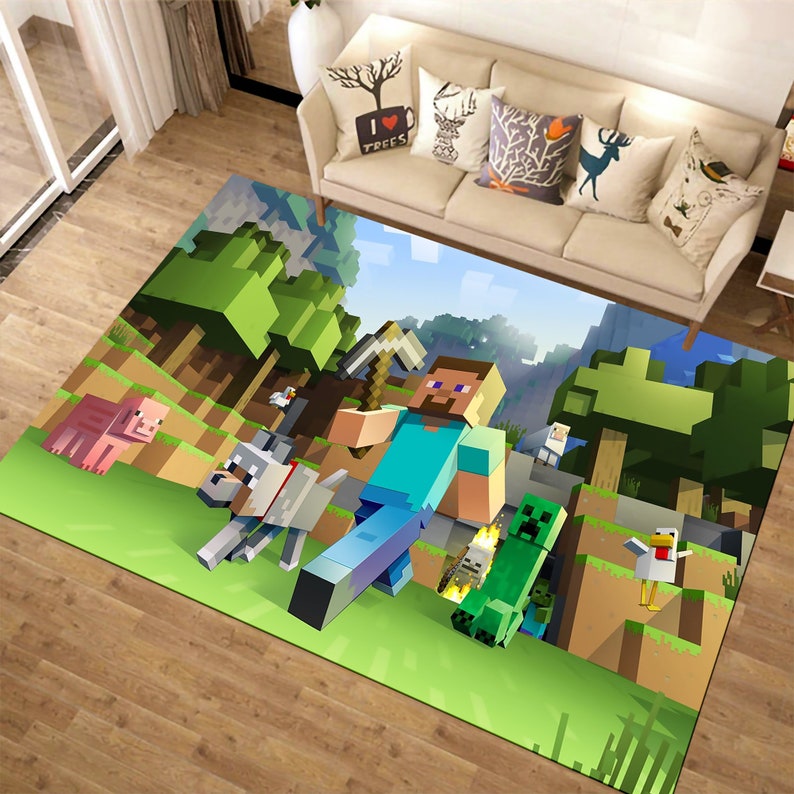 K&ouml;nnte beinhalten: Ein gr&uuml;ner, brauner und blauer Minecraft-Teppich mit einer pixelartigen Figur, die eine Spitzhacke h&auml;lt, einem Wolf, einem Creeper, einem Huhn und einem Schwein. Der Teppich hat einen hellblauen Himmel als Hintergrund.