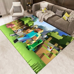K&ouml;nnte beinhalten: Ein gr&uuml;ner, brauner und blauer Minecraft-Teppich mit einer Figur aus dem Spiel, Steve, der auf einem Weg mit einem Huhn, einem Creeper und einem Schaf geht. Der Teppich hat einen gr&uuml;nen Gras-Hintergrund mit braunen Erdwegen.