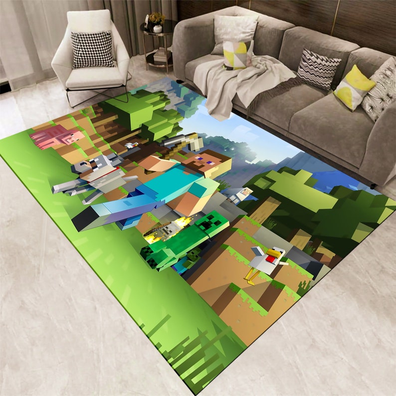K&ouml;nnte beinhalten: Ein gr&uuml;ner, brauner und blauer Minecraft-Teppich mit einer Figur aus dem Spiel, Steve, der auf einem Weg mit einem Huhn, einem Creeper und einem Schaf geht. Der Teppich hat einen gr&uuml;nen Gras-Hintergrund mit braunen Erdwegen.