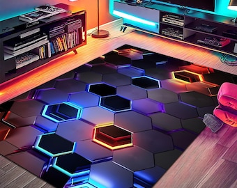 Könnte beinhalten: Ein geometrischer Teppich in Schwarz und Grau mit einem Wabenmuster und leuchtenden blauen, orangefarbenen und violetten Lichtern. Der Teppich liegt auf einem Holzboden in einem Raum mit einem Fernseher und anderen Möbeln.