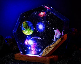 Interstellar Resin Lamp, Astronaut Sees Earth from Space Resin Lamp, Galaxy Diorama Lamp, Epoxy Resin Art, Home Decor