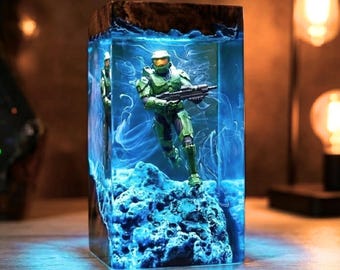 H.A.L.0 M4sterChlef Resin Lamp, Sci-Fi Spartan Diorama Desk Light, Gaming Room Decor, LED Night Lamp, Birthday Gift for Gamer