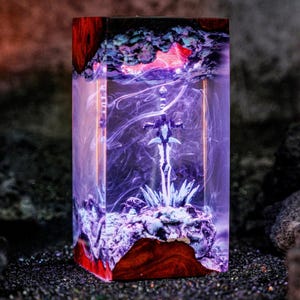 Frost.mo.urn.e Sw.ord Resin Lampe – War.c.raf.t Inspiriertes Crystal Blade Diorama – Handgefertigtes Fantasy Licht, Geschenk für Spieler und Sammler