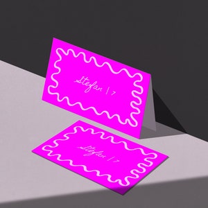 Modelo de cartão de lugar de menu manuscrito ondulado, configuração de lugar de recepção brilhante, cartão de lugar de mesa branco rosa editável desenhado à mão | CORJL