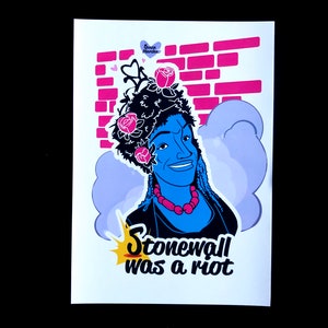 Peut inclure: Une illustration en noir et blanc d'une personne avec un visage bleu et des fleurs roses dans les cheveux. La personne porte une chemise noire et un collier bleu. L'arrière-plan est un mur de briques roses et un nuage violet. Le texte "Stonewall was a riot" est écrit en noir et blanc.