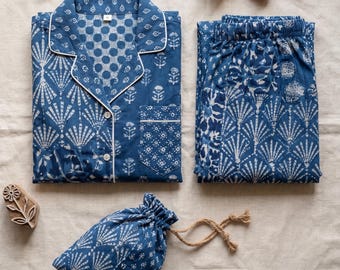 Conjunto de pijama de algodón hecho a mano para mujer, estampado azul, ropa de dormir suave, top y pantalón con botones, regalo con bolsa.