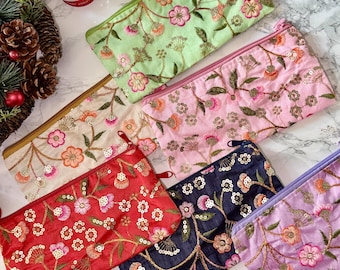 Geborduurd zakje met bloemenrits – toilettasje van zijdemix, cadeau bruidsmeisje