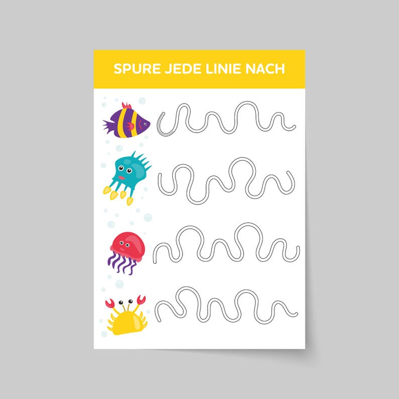 Pu&ograve; includere: Un foglio di lavoro stampabile con il testo "SPURE JEDE LINIE NACH" in alto. Il foglio di lavoro ha quattro linee con motivi ondulati che i bambini possono tracciare. Ci sono quattro creature marine colorate da tracciare le linee: un pesce blu, una medusa blu, una medusa rossa e un granchio giallo.