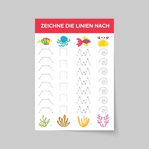 Pu&ograve; includere: Un foglio di lavoro stampabile per i bambini per esercitarsi a tracciare le linee. Il foglio di lavoro presenta illustrazioni di un pesce, un polpo, un granchio e alghe. Il testo "ZEICHNE DIE LINIEN NACH" &egrave; in cima alla pagina.