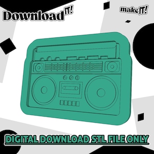 Puede incluir: Un diseño de boombox de color turquesa con las palabras "Download It!" y "make It!" en blanco y negro. La imagen también incluye el texto "DIGITAL DOWNLOAD STL FILE ONLY". El boombox tiene dos altavoces, un reproductor de casetes y un dial de radio.