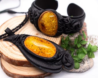 Leather set with amber.