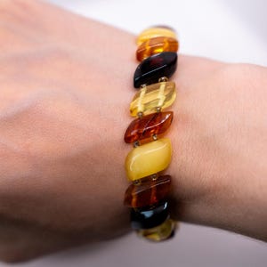 Buntes Bernstein Armband. Bild 2