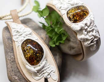 Leather set with amber.