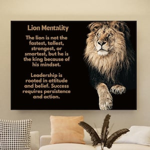 Peut inclure: Une citation motivante sur le leadership et le succès, mettant en scène un lion sur fond noir. La citation dit : "Mentalité de lion. Le lion n'est pas le plus rapide, le plus grand, le plus fort ou le plus intelligent, mais il est le roi en raison de son état d'esprit. Le leadership est enraciné dans l'attitude et la croyance. Le succès exige de la persévérance et de l'action."