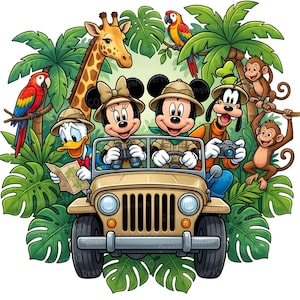 Puede incluir: Ilustración colorida de Mickey y Minnie Mouse, el Pato Donald y Goofy en un safari en un jeep beige. Están rodeados de exuberante follaje verde, una jirafa, monos y loros.
