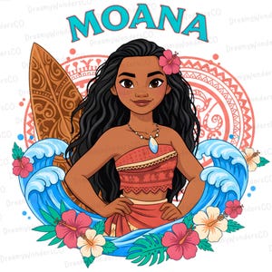 Può includere: Illustrazione di cartone animato di Moana con la parola "MOANA" sopra di lei. Indossa un top e una gonna rossi, con un fiore tra i capelli. Una tavola da surf e le onde la circondano, con fiori di ibisco.