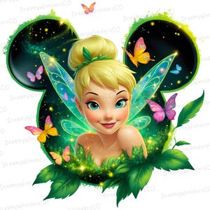 Peut inclure: Illustration numérique de la Fée Clochette, entourée de feuilles vertes et de papillons colorés. L'image est insérée dans une silhouette d'oreille de Mickey Mouse, avec un fond étoilé. La fée a les cheveux blonds et les yeux bleus.