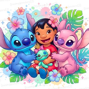 Könnte beinhalten: Farbenfrohe Illustration mit den Figuren Lilo, Stitch und Angel aus dem Disney-Film Lilo & Stitch. Lilo trägt ein rotes Kleid und hält eine Puppe. Stitch ist blau und Angel ist rosa. Tropische Blumen und Blätter umgeben sie.