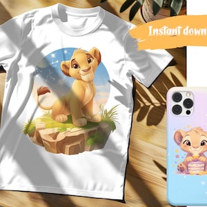 Puede incluir: Una camiseta blanca con una imagen de dibujos animados de un cachorro de le&oacute;n con un cielo azul y estrellas en el fondo. El cachorro de le&oacute;n est&aacute; sentado en una roca con hierba verde. La camiseta est&aacute; disponible para descarga instant&aacute;nea.