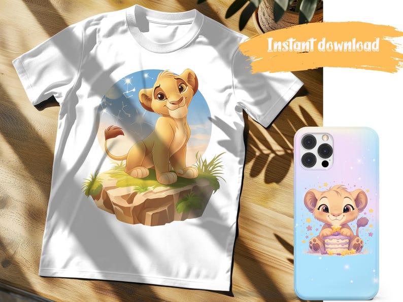 Puede incluir: Una camiseta blanca con una imagen de dibujos animados de un cachorro de le&oacute;n con un cielo azul y estrellas en el fondo. El cachorro de le&oacute;n est&aacute; sentado en una roca con hierba verde. La camiseta est&aacute; disponible para descarga instant&aacute;nea.
