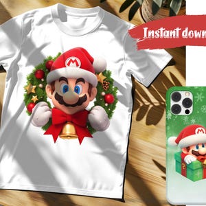Pode incluir: Uma camiseta branca com uma imagem de Natal de Mario usando um chap&eacute;u de Papai Noel e segurando um sino. A imagem &eacute; cercada por uma coroa de azevinho e galhos de pinheiro.