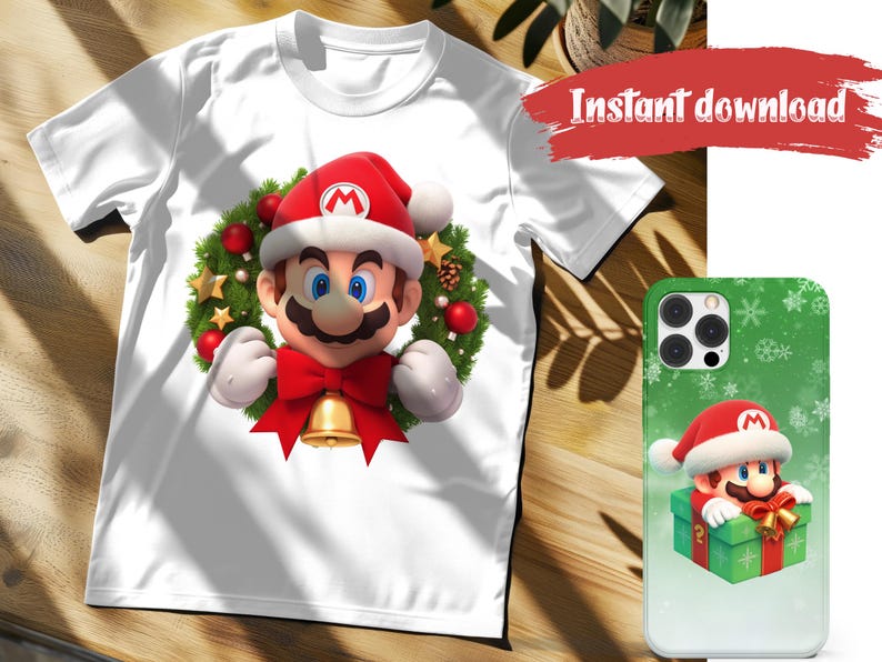 Pode incluir: Uma camiseta branca com uma imagem de Natal de Mario usando um chap&eacute;u de Papai Noel e segurando um sino. A imagem &eacute; cercada por uma coroa de azevinho e galhos de pinheiro.
