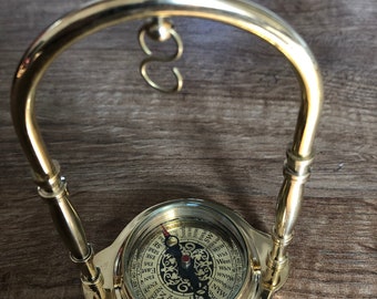 Soporte de exhibición de reloj de bolsillo pulido de latón macizo tipo vintage con brújula integrada